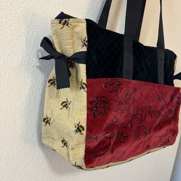 NORDIC HOUSE Designs USA Made Large Zip Tote Bag Red Black Bumblebees Floral - Picture 2 of 10